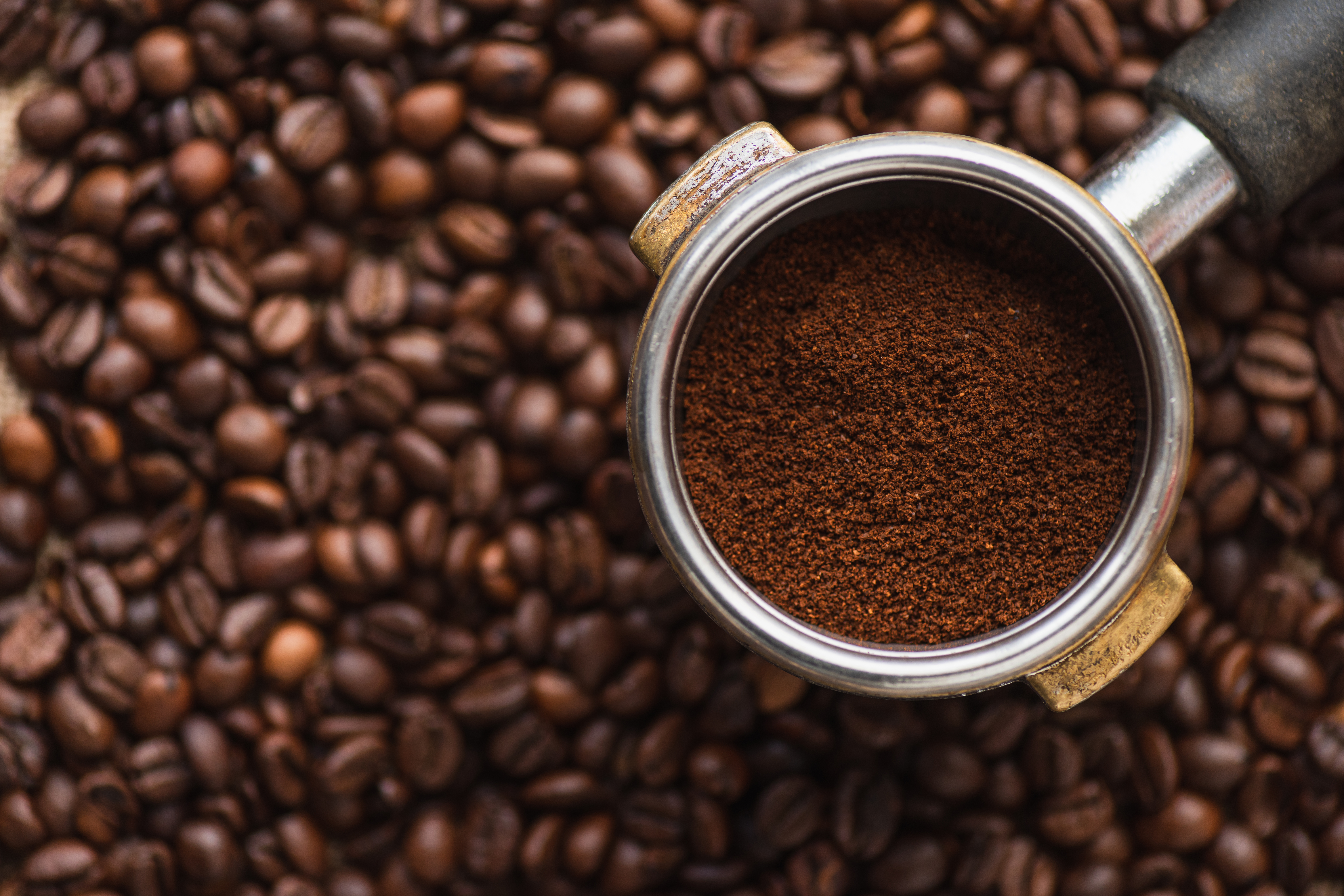 Portafiltro con caffè macinato e chicchi di caffè — Settore Consumo Supernova Academy