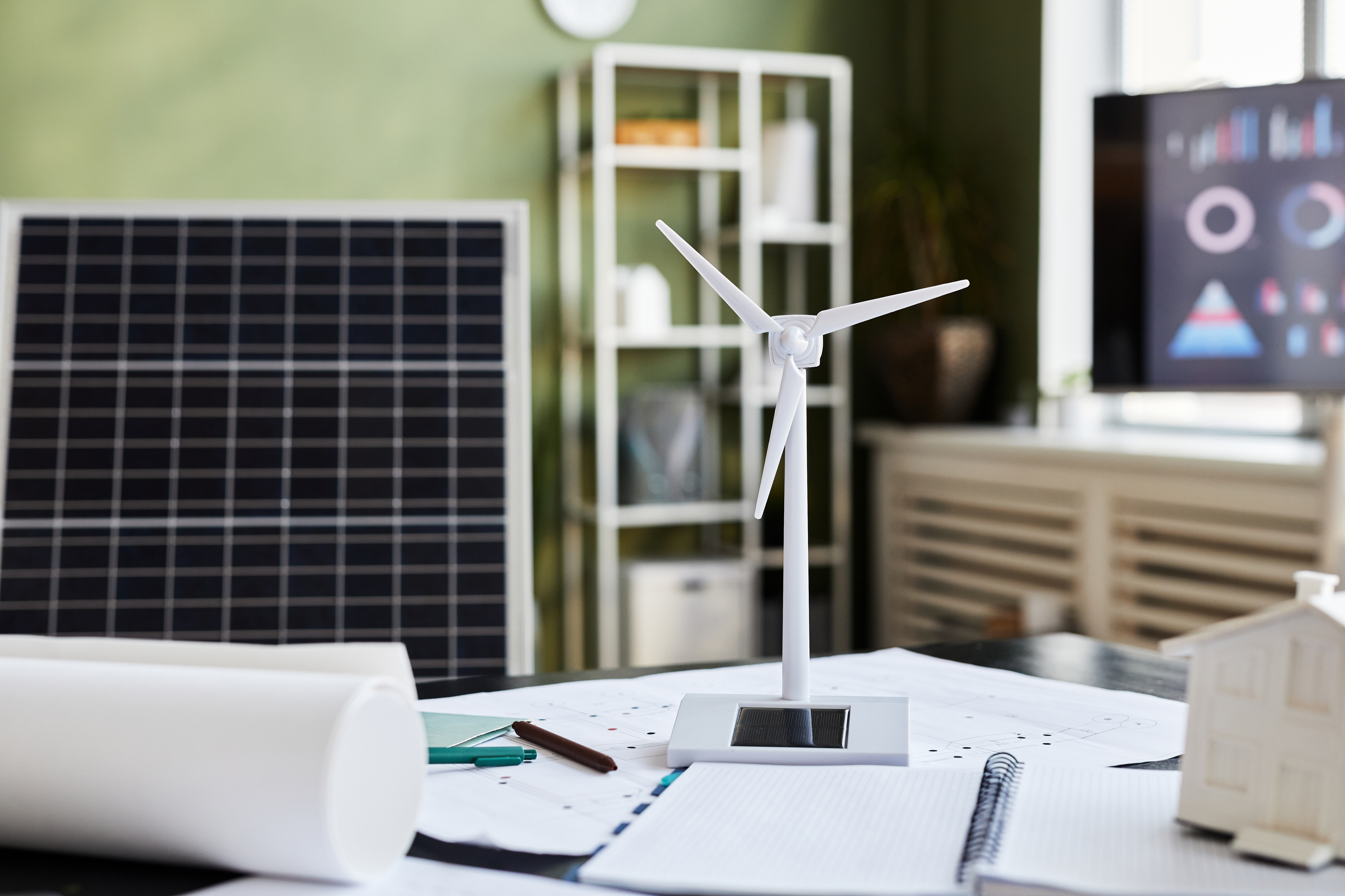 Professionista che analizza schemi di efficientamento energetico di un edificio