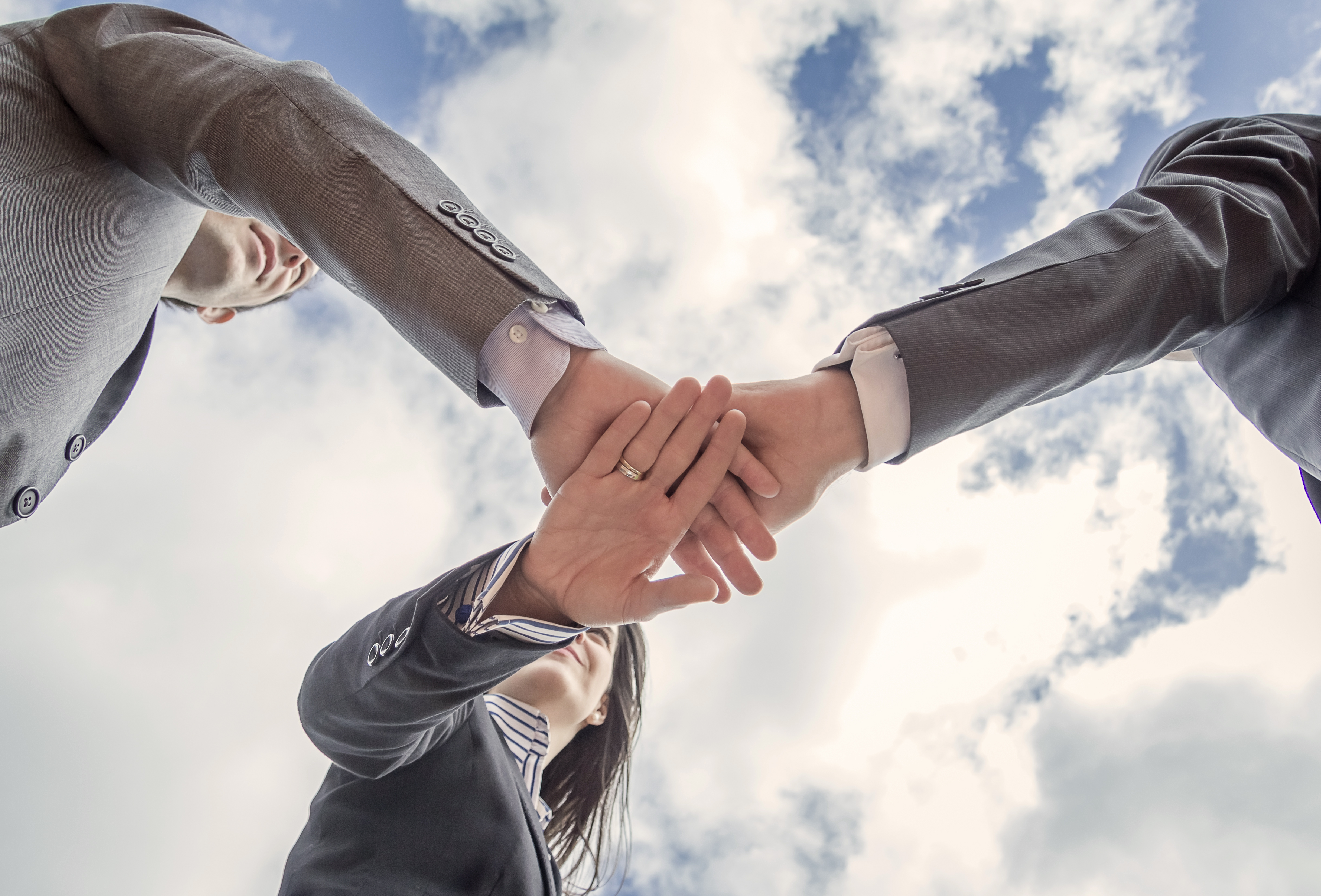 Professionisti che si stringono la mano — presenza sul territorio Supernova Academy