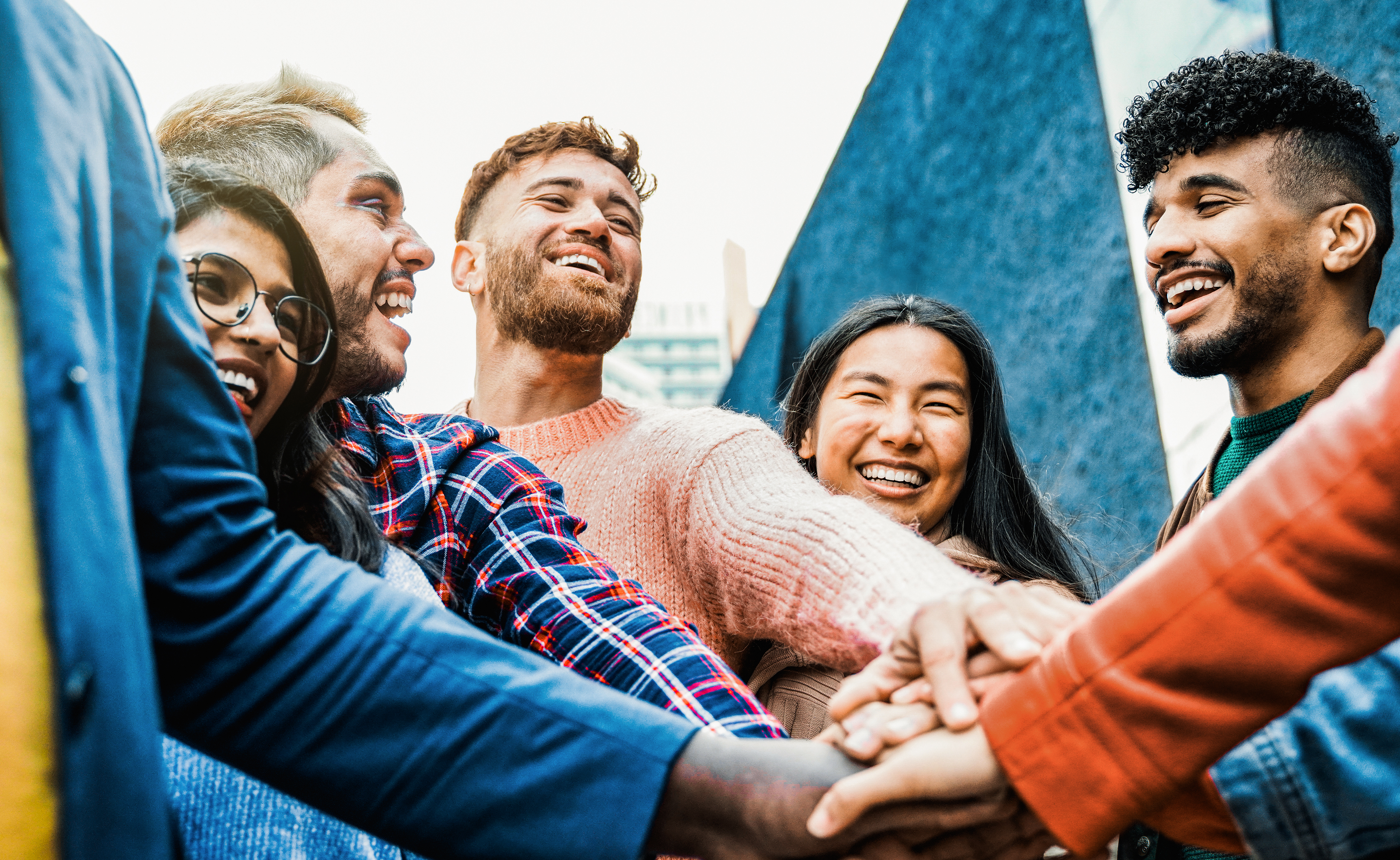 Gruppo di persone che uniscono le mani — modello basato su relazioni e risultati