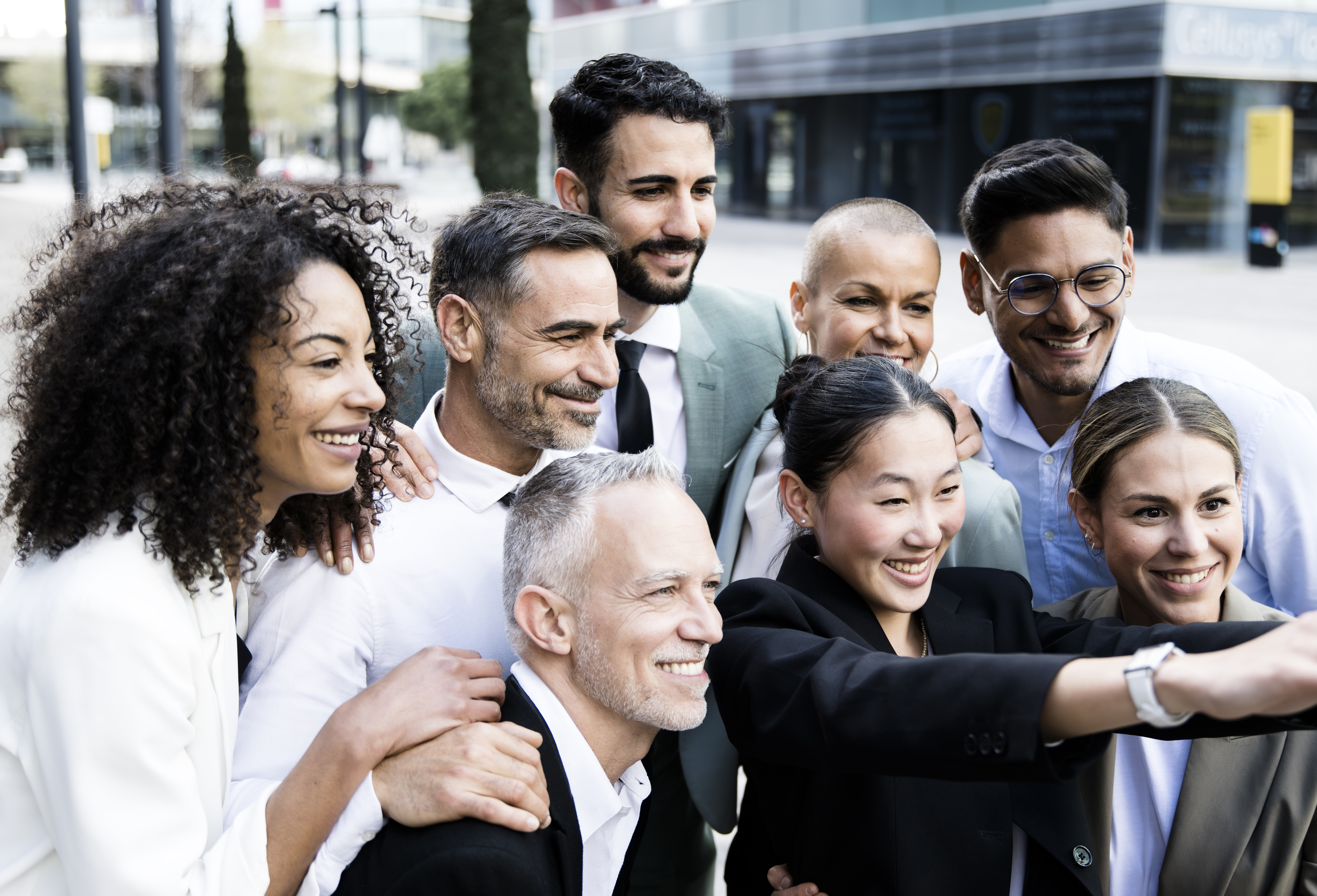Gruppo di professionisti sorridenti e uniti — opportunità costruita sulle persone