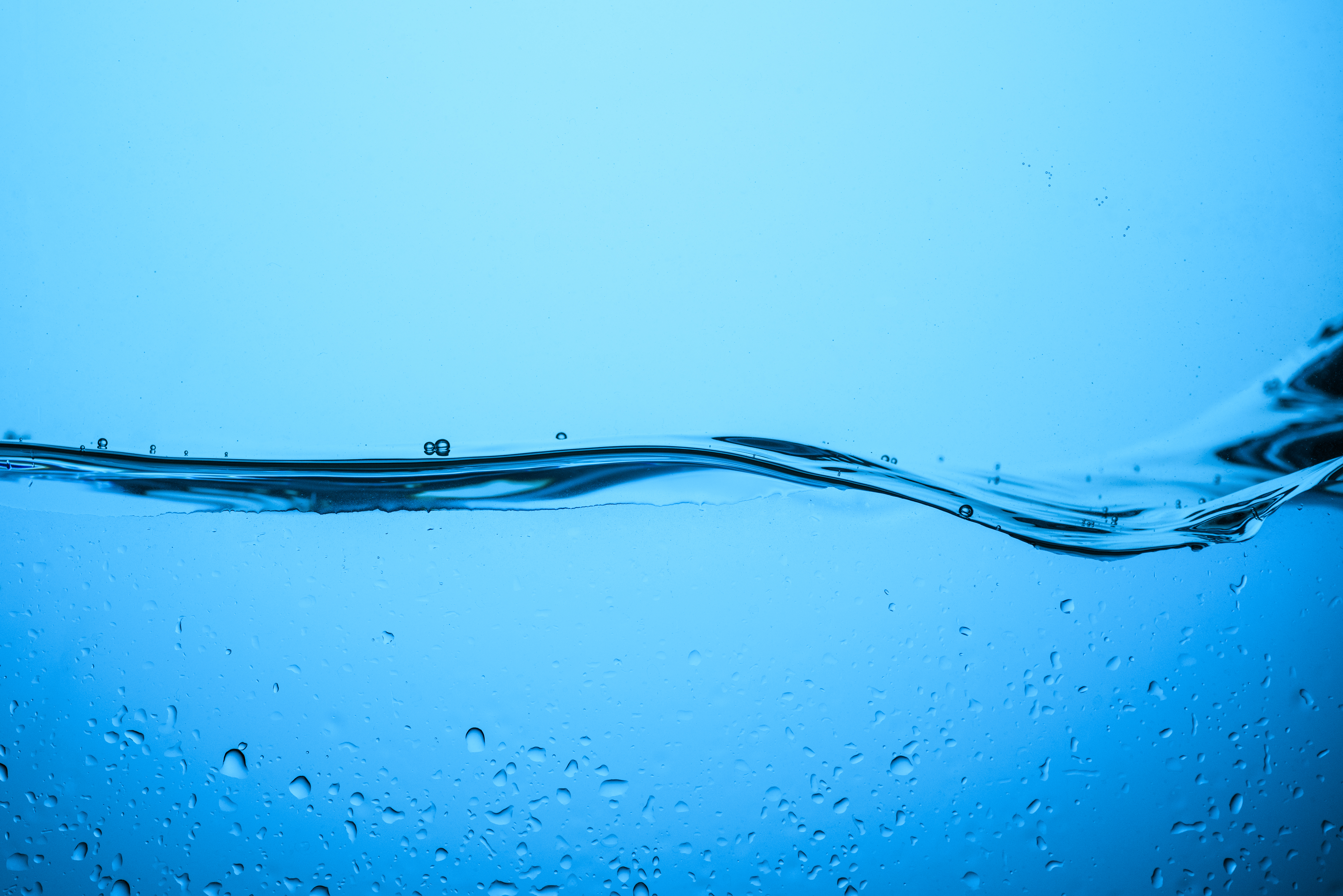 Superficie dell'acqua con linea d'onda blu — Trattamento Acqua Supernova Academy